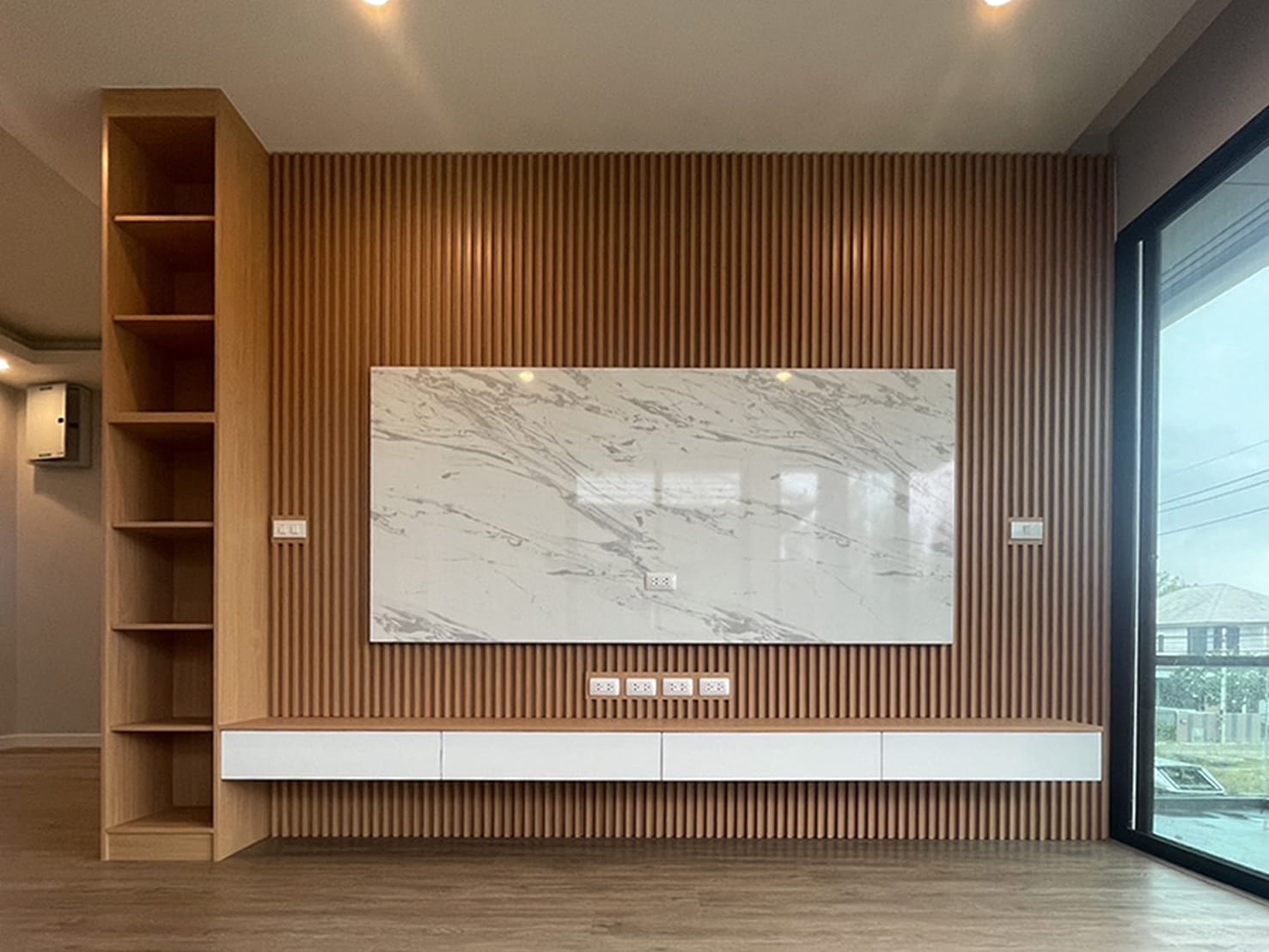 ตู้ TV Built-in โครง HMR เคลือบ Melamine สี Beech + ขาว + Greek Marble
