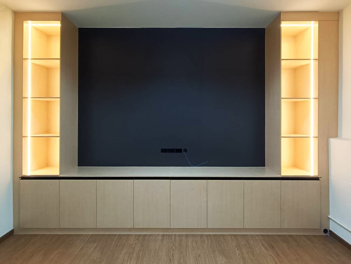 ตู้ TV Built-in โครงปาติเกิล กันชื้น เคลือบ Melamine สี Maple